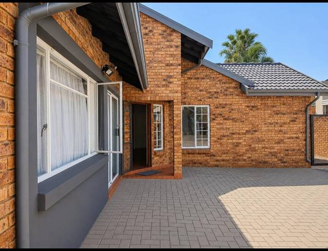 4 BEDROOM HOUSE FOR SALE IN THATCHFIELD